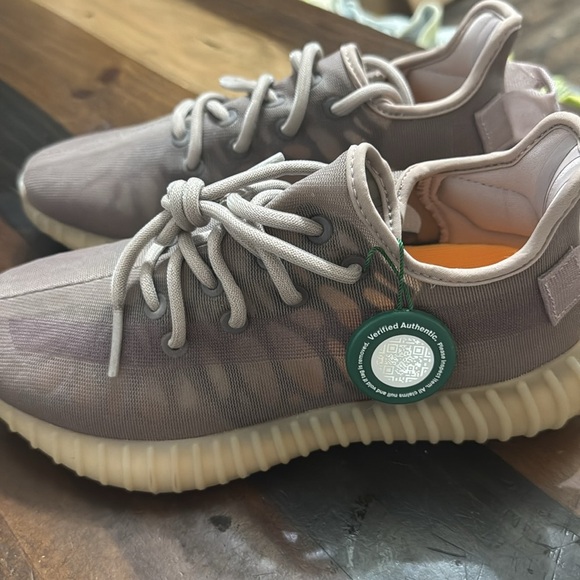 adidas Yeezy Boost 350 V2
Mono Mist
Men 6
Color released exclusively  in EU - Picture 7 of 9